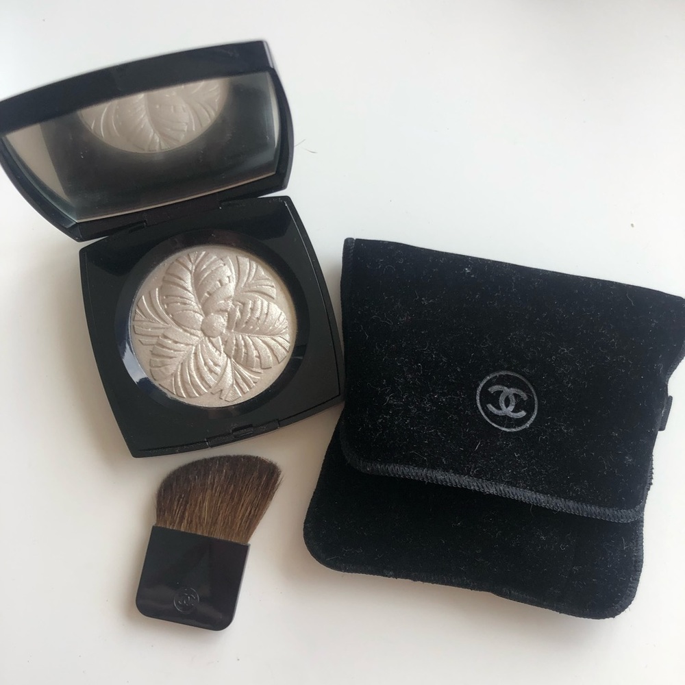 Never used CHANEL camelia de plumes highlighter